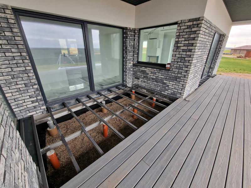 Revêtement de terrasse en résine, la solution durable pour embellir votre extérieur