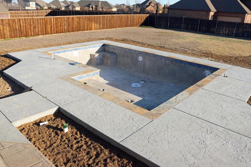 Aménager une plage de piscine en résine, guide complet pour réussir votre projet