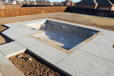 Aménager une plage de piscine en résine, guide complet pour réussir votre projet